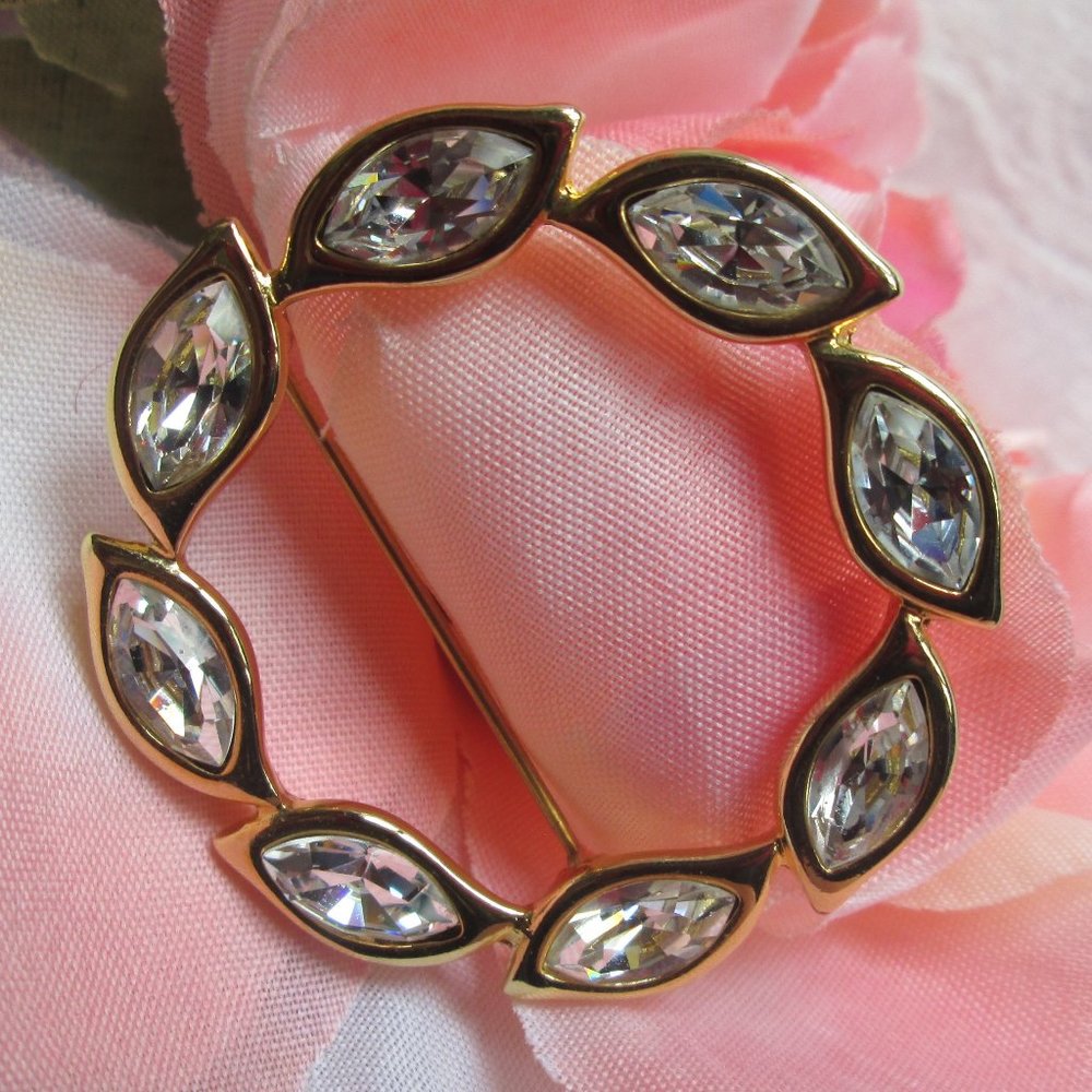 💕 MONET GOLD ROUND SWARVORSKI CRYSTAL LEAF BROOCH – VINTAGE 💕